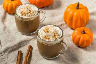 Tatlı Ferahlatıcı Balkabağı Baharatlı Latte Krem şantili