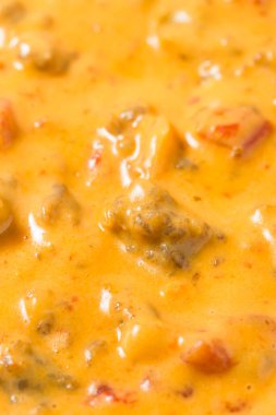 Ev yapımı Meksika Baharatlı Peynirli Queso Sosisli ve Biberli Cips