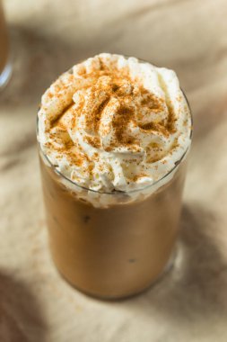 Soğuk Yenilenen Balkabağı Baharatlı Latte Krem şantili