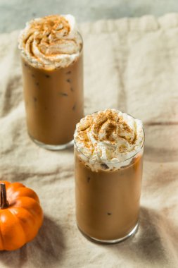 Soğuk Yenilenen Balkabağı Baharatlı Latte Krem şantili