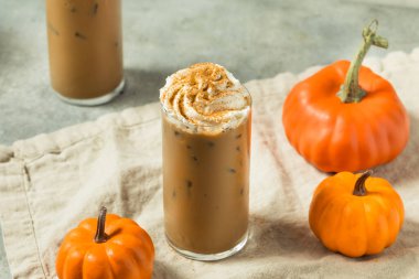 Soğuk Yenilenen Balkabağı Baharatlı Latte Krem şantili