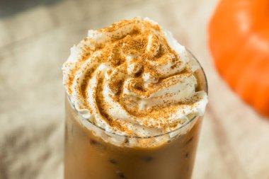 Soğuk Yenilenen Balkabağı Baharatlı Latte Krem şantili