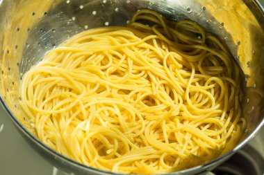 Süzgeçte ev yapımı İtalyan Spagetti Makarnası