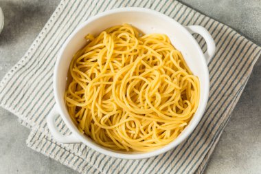 Süzgeçte ev yapımı İtalyan Spagetti Makarnası