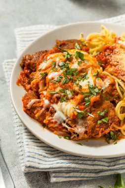 İtalyan Ev Yapımı Parmesanlı Patlıcan Makarnası ile Kırmızı Sosu ve Spagettisi