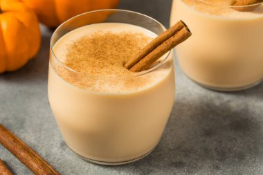 Soğuk Yenilenen Balkabağı Baharatlı Eggnog Tarçın Yapıştırmalı