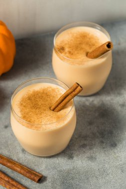 Soğuk Yenilenen Balkabağı Baharatlı Eggnog Tarçın Yapıştırmalı