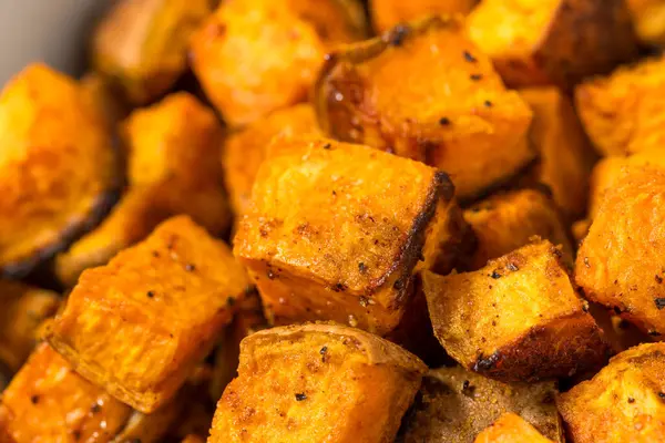 Ev yapımı tatlı patates, tuzlu ve biberli.