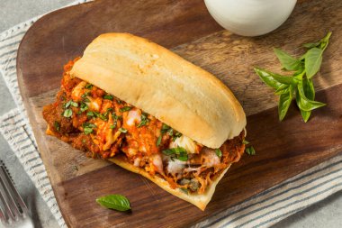 Basil ve Mozzarella ile ev yapımı parmesanlı sandviç.