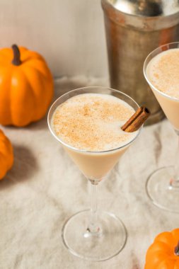 Alkolik Soğuk Balkabağı Baharatlı Martini Kremalı ve Tarçınlı Kokteyl