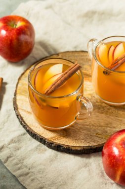 Soğuk Tazeleyici Elma Şarabı Tarçın Çubuğuyla
