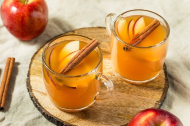 Soğuk Tazeleyici Elma Şarabı Tarçın Çubuğuyla