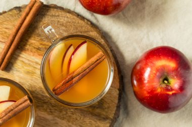 Soğuk Tazeleyici Elma Şarabı Tarçın Çubuğuyla