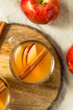 Soğuk Tazeleyici Elma Şarabı Tarçın Çubuğuyla