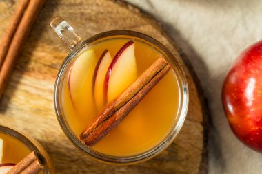 Soğuk Tazeleyici Elma Şarabı Tarçın Çubuğuyla