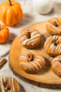 Ev yapımı balkabağı aromalı donutlar ve tarçınlı