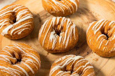 Ev yapımı balkabağı aromalı donutlar ve tarçınlı