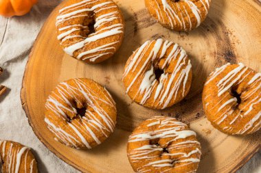 Ev yapımı balkabağı aromalı donutlar ve tarçınlı