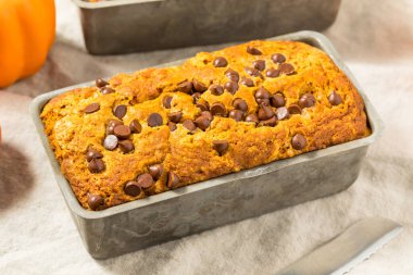 Ev yapımı çikolatalı, balkabaklı, ekmeği yemeye hazır.