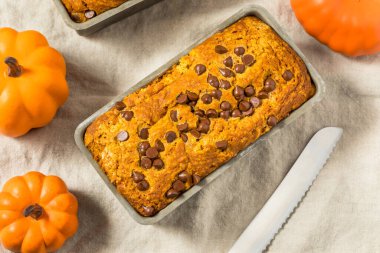 Ev yapımı çikolatalı, balkabaklı, ekmeği yemeye hazır.