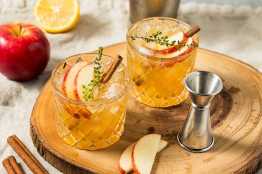 Elma Şarabı Soğuk Tazeleyici Viski ve kekikli Kokteyl