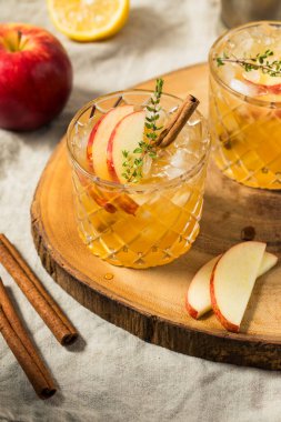 Elma Şarabı Soğuk Tazeleyici Viski ve kekikli Kokteyl