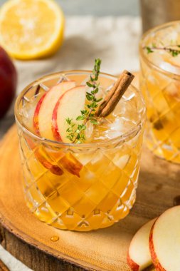 Elma Şarabı Soğuk Tazeleyici Viski ve kekikli Kokteyl