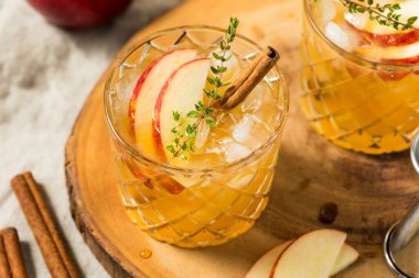 Elma Şarabı Soğuk Tazeleyici Viski ve kekikli Kokteyl