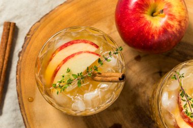 Elma Şarabı Soğuk Tazeleyici Viski ve kekikli Kokteyl