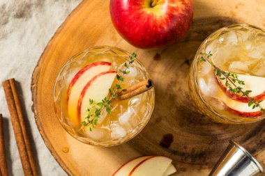 Elma Şarabı Soğuk Tazeleyici Viski ve kekikli Kokteyl