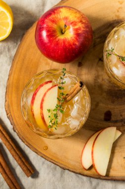 Elma Şarabı Soğuk Tazeleyici Viski ve kekikli Kokteyl