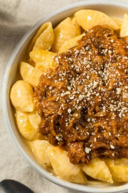 Ev yapımı mangal, domuz pastırması ve peynirli makarna.