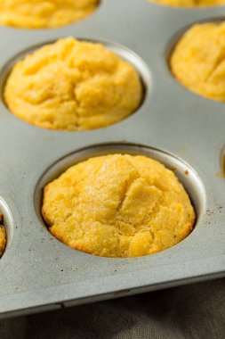 Ev yapımı mısır ekmekli kek. Yemeye hazır.