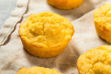 Ev yapımı mısır ekmekli kek. Yemeye hazır.