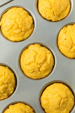 Ev yapımı mısır ekmekli kek. Yemeye hazır.