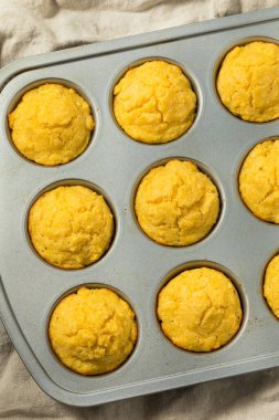 Ev yapımı mısır ekmekli kek. Yemeye hazır.