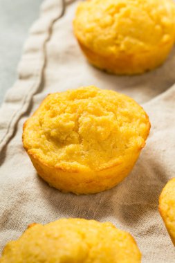 Ev yapımı mısır ekmekli kek. Yemeye hazır.