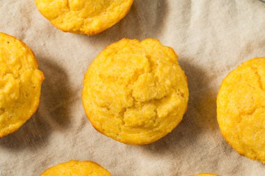 Ev yapımı mısır ekmekli kek. Yemeye hazır.