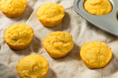 Ev yapımı mısır ekmekli kek. Yemeye hazır.