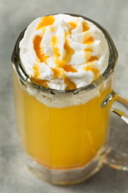 Tatlı Karamela Birası Krem şanti ve şuruplu Kokteyl