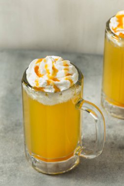 Tatlı Karamela Birası Krem şanti ve şuruplu Kokteyl