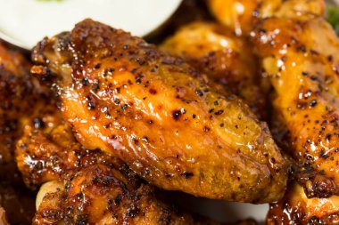 Ev yapımı sıcak bal biberli çıtır tavuk kanadı ve mavi peynir.