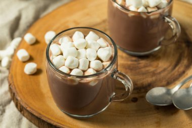 Bardakta lokum ve ev yapımı sıcak çikolata.