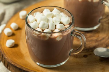 Bardakta lokum ve ev yapımı sıcak çikolata.