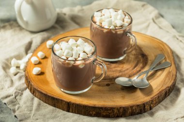Bardakta lokum ve ev yapımı sıcak çikolata.