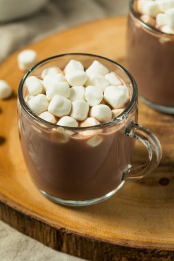 Bardakta lokum ve ev yapımı sıcak çikolata.