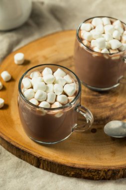 Bardakta lokum ve ev yapımı sıcak çikolata.