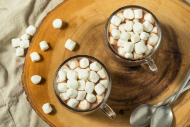 Bardakta lokum ve ev yapımı sıcak çikolata.