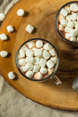 Bardakta lokum ve ev yapımı sıcak çikolata.