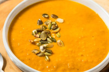 Ev yapımı sonbahar balkabağı çorbası Kremalı ve tohumlu bir kase